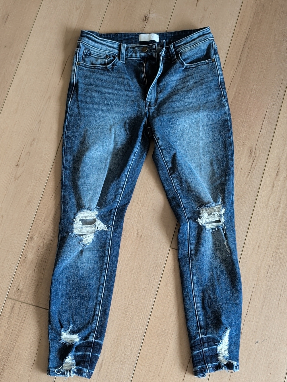 Nwot Dark Blue Distressed Women’s Skinny Jeans